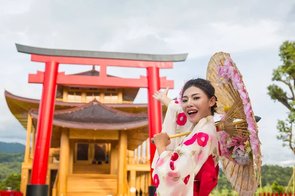 Uma Bela Mulher Asiática Vestindo Quimono Japonês Conceito Vestido Tradicional — Fotografia de Stock