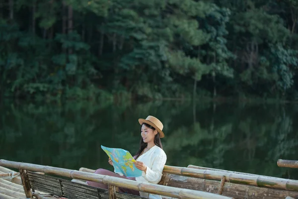 Female Tourists Hand Have Happy Travel Map — Zdjęcie stockowe