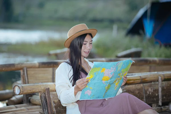 Női Turisták Kéznél Van Egy Boldog Utazási Térkép — Stock Fotó