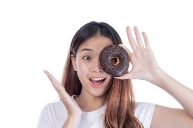 Güzel bir kadın, mutlu bir gülüşle elinde donut, beyaz arka planda soyutlanmış..