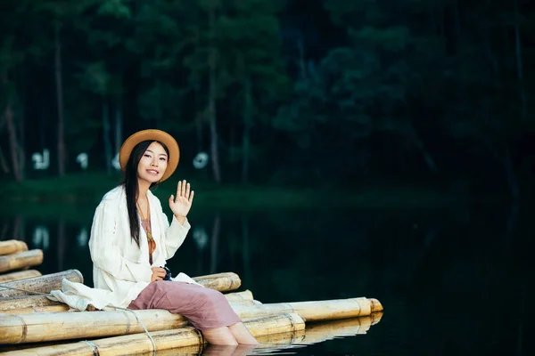 Female Tourists Who Smile Bright Happy Sitting Water Edge — Zdjęcie stockowe