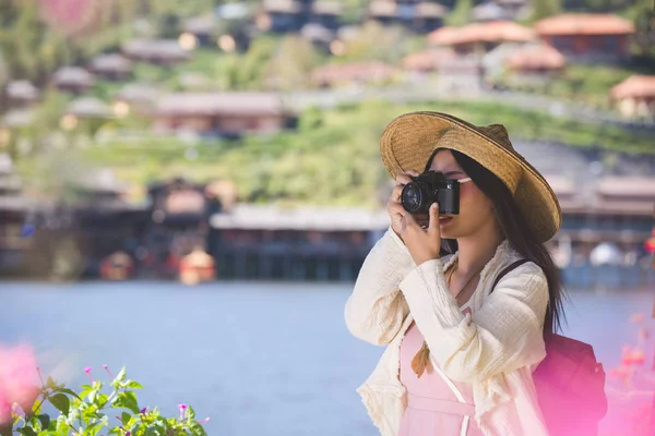 Female Tourists Who Taking Photos Atmosphere Smile Happily — Fotografia de Stock