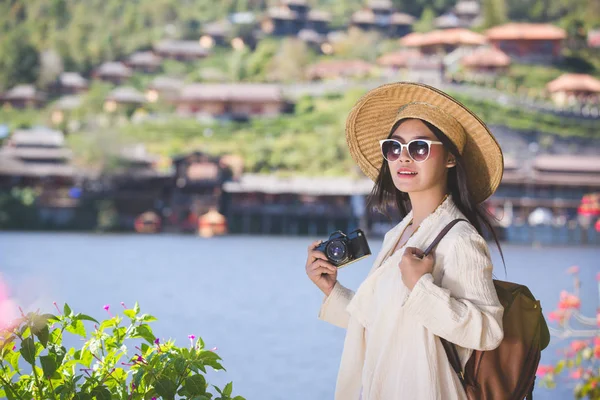 Female Tourists Who Taking Photos Atmosphere Smile Happily — Fotografia de Stock