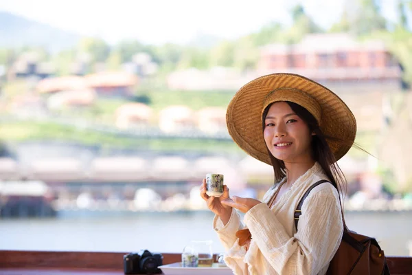 Touristes Féminines Sont Assis Sirotant Thé Bord Réservoir Souriant Joyeusement — Photo