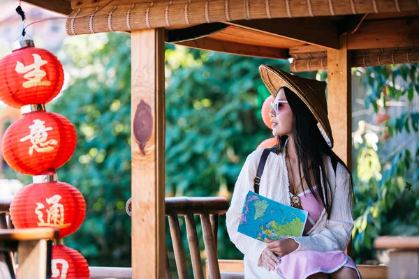 Turystki Pod Ręką Mają Szczęśliwą Mapę Podróży — Zdjęcie stockowe