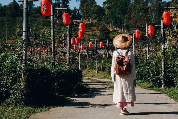 Female Tourists Spread Arms Held Wings Smiling Happily — Fotografia de Stock