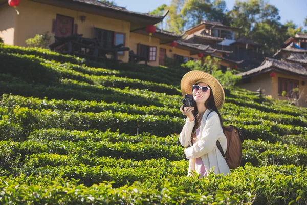 Female Tourists Who Taking Photos Atmosphere Smile Happily — Stockfoto
