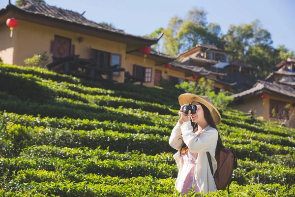 Female Tourists Who Taking Photos Atmosphere Smile Happily — Stock Fotó