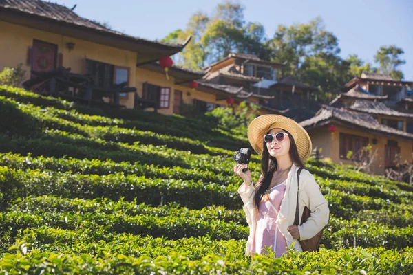 Female Tourists Who Taking Photos Atmosphere Smile Happily — Foto de Stock