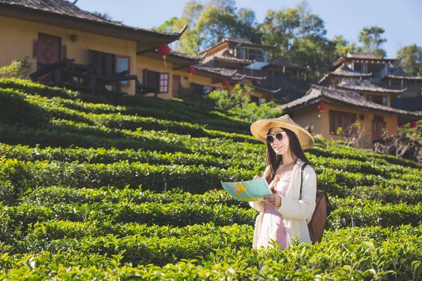 Les Touristes Féminines Sur Place Ont Une Carte Voyage Heureuse — Photo