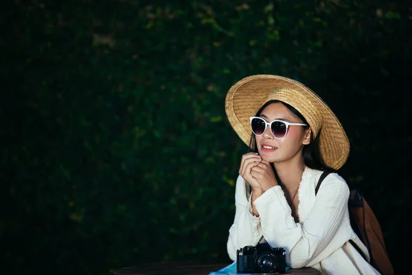 Female Tourists Spread Arms Held Wings Smiling Happily — Stock fotografie