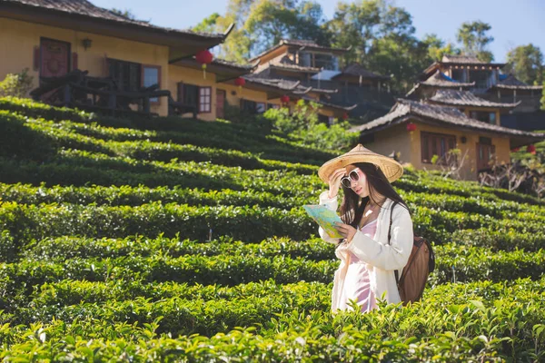 Feminino Turistas Mão Têm Mapa Viagem Feliz — Fotografia de Stock