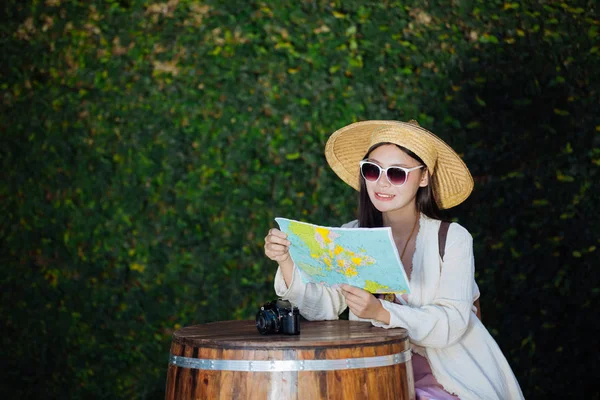 Female Tourists Hand Have Happy Travel Map — Zdjęcie stockowe