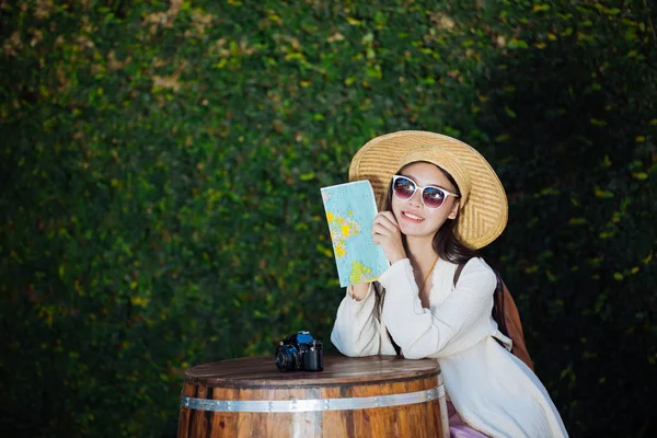 Female Tourists Hand Have Happy Travel Map — Fotografia de Stock