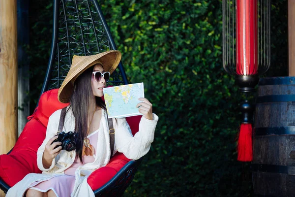 Female Tourists Hand Have Happy Travel Map — Stock fotografie