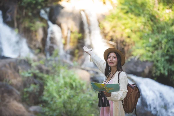 Женщины Туристы Рукой Имеют Счастливую Карту Путешествия — стоковое фото