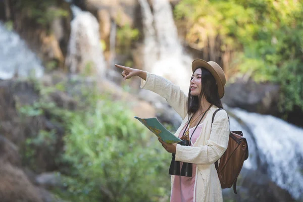 Female Tourists Hand Have Happy Travel Map — Fotografia de Stock
