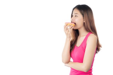 Güzel bir kadın, mutlu bir gülüşle elinde donut, beyaz arka planda soyutlanmış..