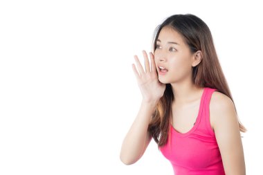 Güzel bir kadın pembe bir gömlek giyiyor ve beyaz bir arka planda mutlu bir gülümsemesi var.