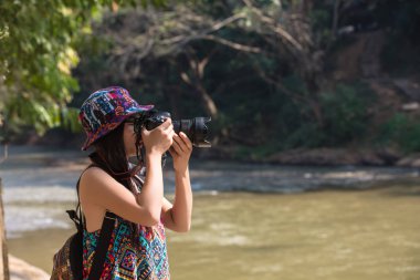Atmosferin fotoğraflarını çeken ve mutlu bir şekilde gülümseyen kadın turistler..