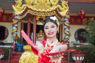 Elinde kağıt yelpaze tutan ve gülümseyen Asyalı güzel bir kız onu mutlu gösteriyor..