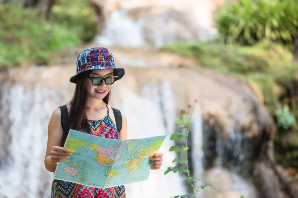 Female Tourists Hand Have Happy Travel Map — Zdjęcie stockowe