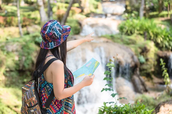 Bayan Turistlerin Mutlu Bir Seyahat Haritası Var — Stok fotoğraf