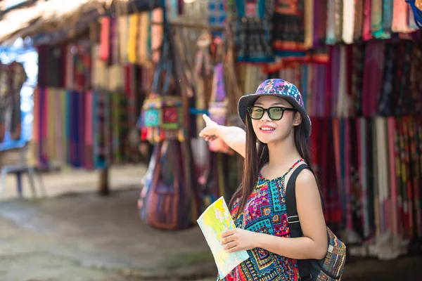 Female Tourists Hand Have Happy Travel Map — Stock fotografie