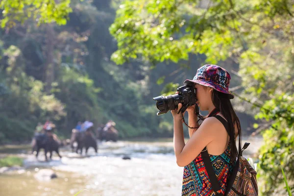 Female Tourists Who Taking Photos Atmosphere Smile Happily — Zdjęcie stockowe