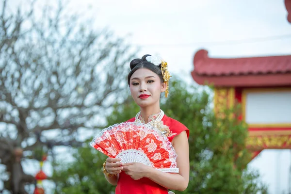 Asian Woman Chinese Traditional Dress Cheongsam Holding Chinese Paper Fan — Foto Stock