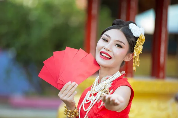 Una Hermosa Asiática Chica Usando Vestido Rojo Sosteniendo Papel Fan — Foto de Stock