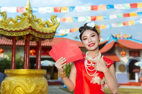 Uma Bela Menina Asiática Vestindo Vestido Vermelho Segurando Papel Sua — Fotografia de Stock