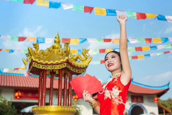 Uma Bela Menina Asiática Vestindo Vestido Vermelho Segurando Papel Sua — Fotografia de Stock