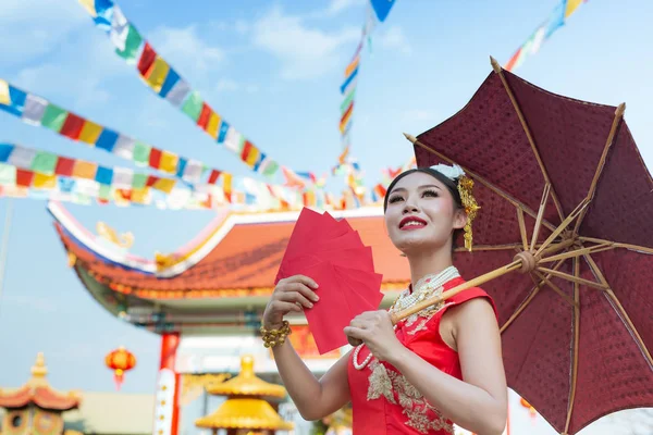 Una Hermosa Asiática Chica Usando Vestido Rojo Sosteniendo Papel Fan — Foto de Stock