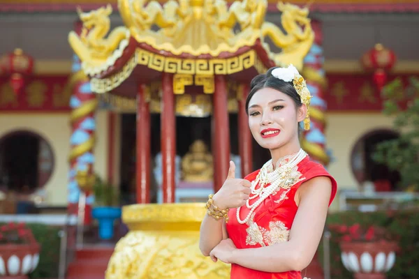 Una Hermosa Chica Asiática Vistiendo Traje Rojo Mostrando Sus Gestos —  Fotos de Stock