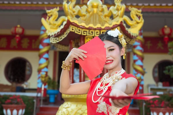 Una Hermosa Asiática Chica Usando Vestido Rojo Sosteniendo Papel Fan —  Fotos de Stock