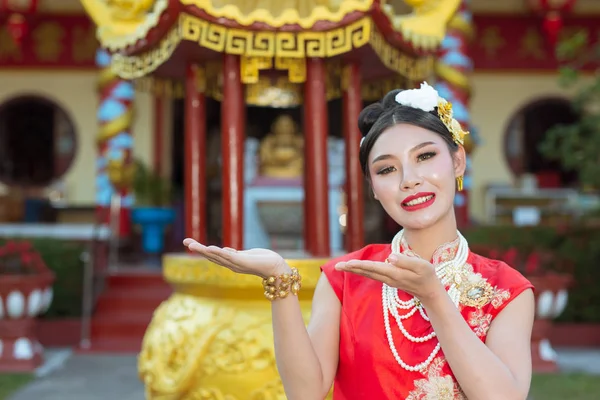 Uma Bela Menina Asiática Vestindo Terno Vermelho Mostrando Seus Gestos — Fotografia de Stock