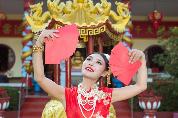 Una Hermosa Asiática Chica Usando Vestido Rojo Sosteniendo Papel Fan — Foto de Stock