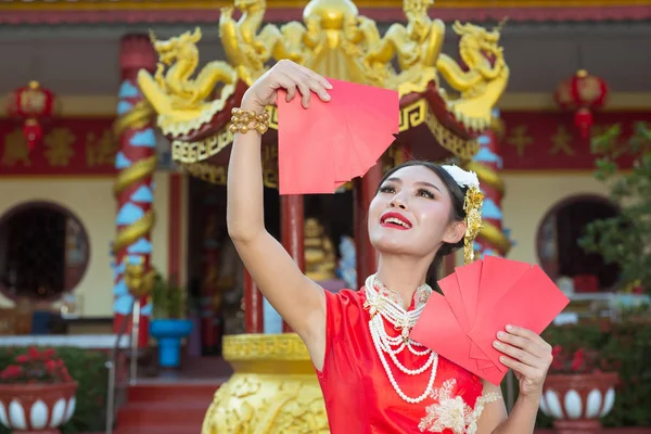 Uma Bela Menina Asiática Vestindo Vestido Vermelho Segurando Papel Sua — Fotografia de Stock