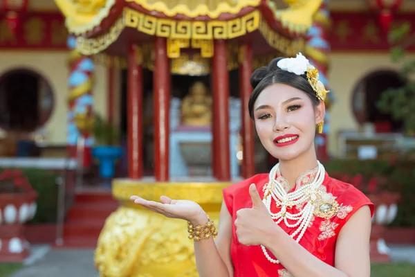 Een Mooi Aziatisch Meisje Een Rood Pak Met Haar Gebaren — Stockfoto