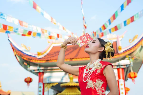 Una Hermosa Asiática Chica Usando Vestido Rojo Sosteniendo Papel Fan —  Fotos de Stock