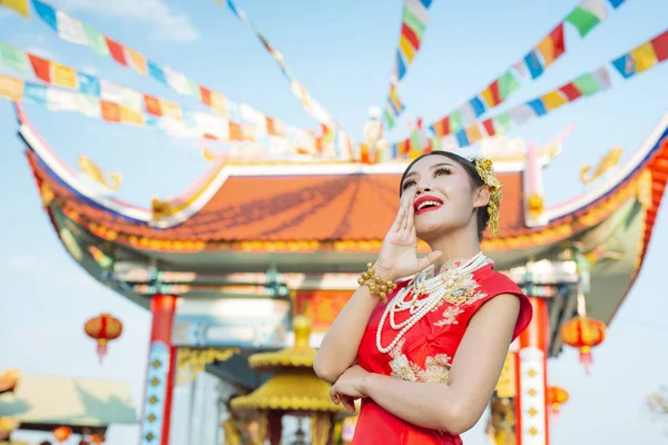 Una Hermosa Chica Asiática Vistiendo Traje Rojo Mostrando Sus Gestos — Foto de Stock