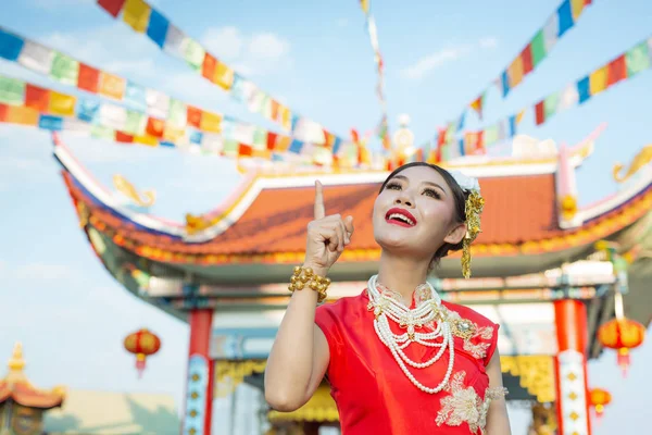 Uma Bela Menina Asiática Vestindo Terno Vermelho Mostrando Seus Gestos — Fotografia de Stock