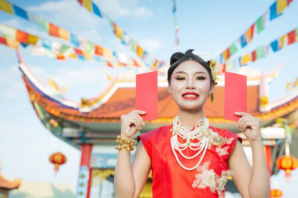 Una Hermosa Asiática Chica Usando Vestido Rojo Sosteniendo Papel Fan — Foto de Stock