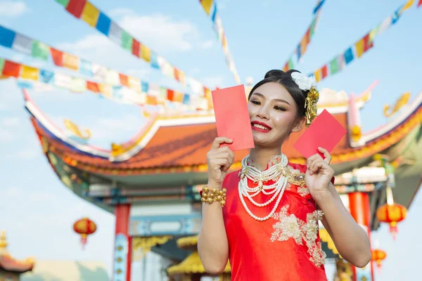 Uma Bela Menina Asiática Vestindo Vestido Vermelho Segurando Papel Sua — Fotografia de Stock