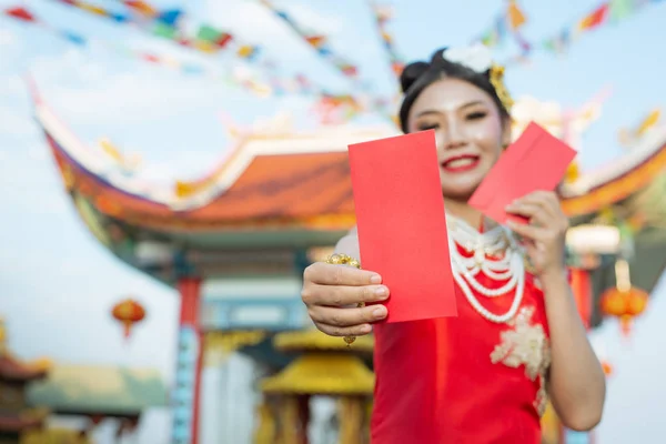 Una Hermosa Asiática Chica Usando Vestido Rojo Sosteniendo Papel Fan — Foto de Stock