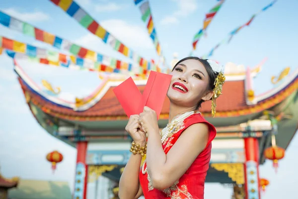 Una Hermosa Asiática Chica Usando Vestido Rojo Sosteniendo Papel Fan — Foto de Stock