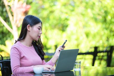 Kadınlar sosyal medya aracılığıyla kahve dükkanlarında çevrimiçi not defterleri kullanarak ürünler satıyorlar..