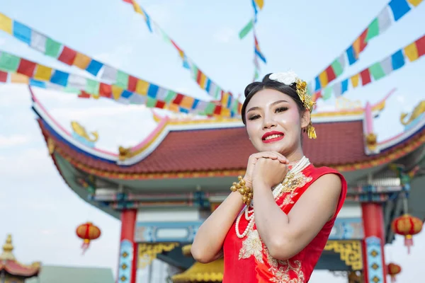 Beautiful Asian Girl Wearing Red Worship Her Gestures Smiling Makes — 图库照片