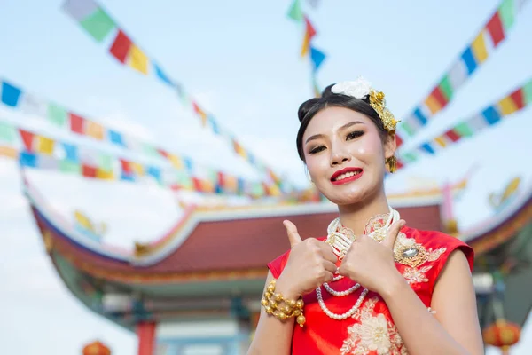 Una Hermosa Chica Asiática Vistiendo Traje Rojo Mostrando Sus Gestos — Foto de Stock